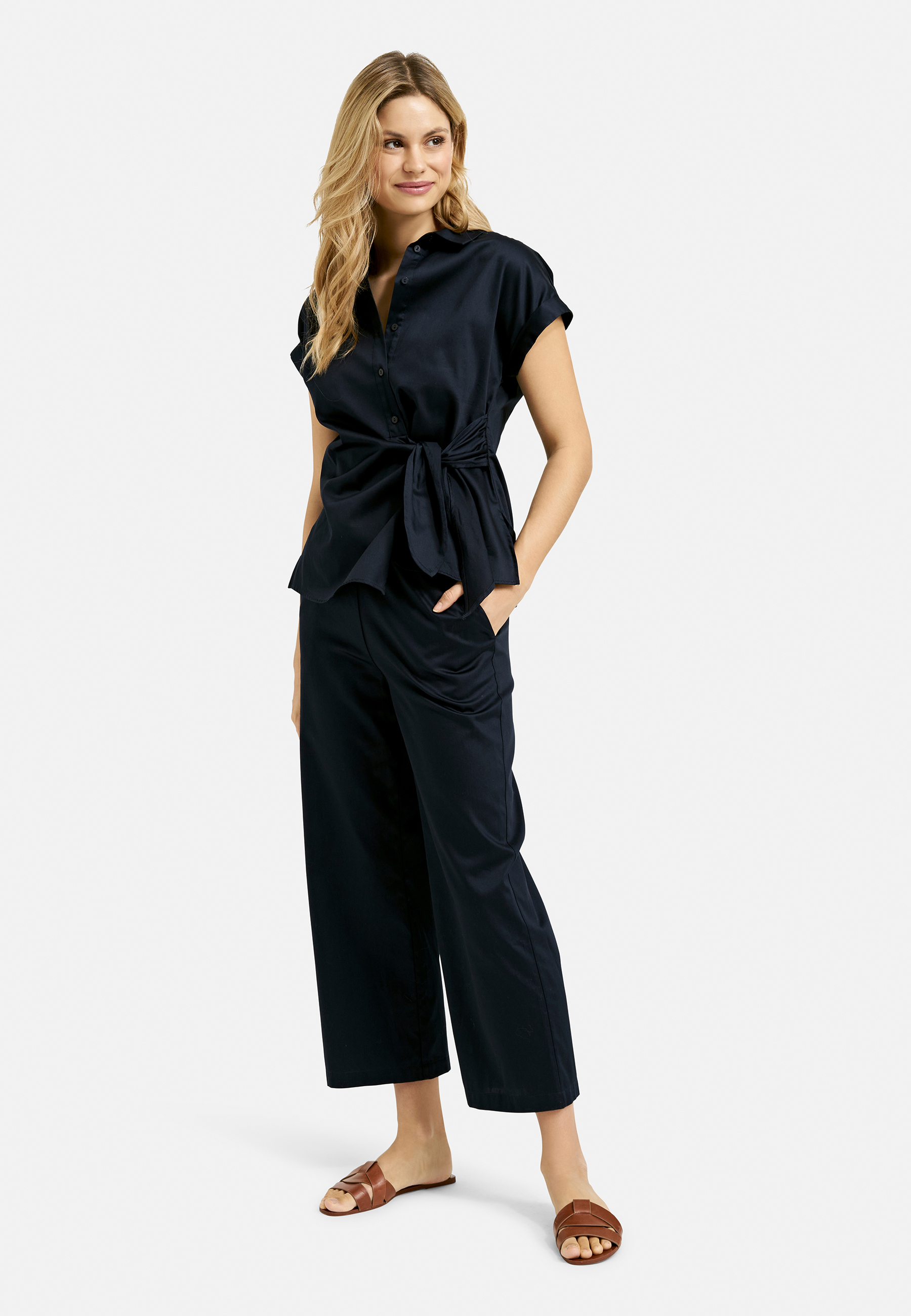 Blouse w collar and placket, sleeveless + knot detail