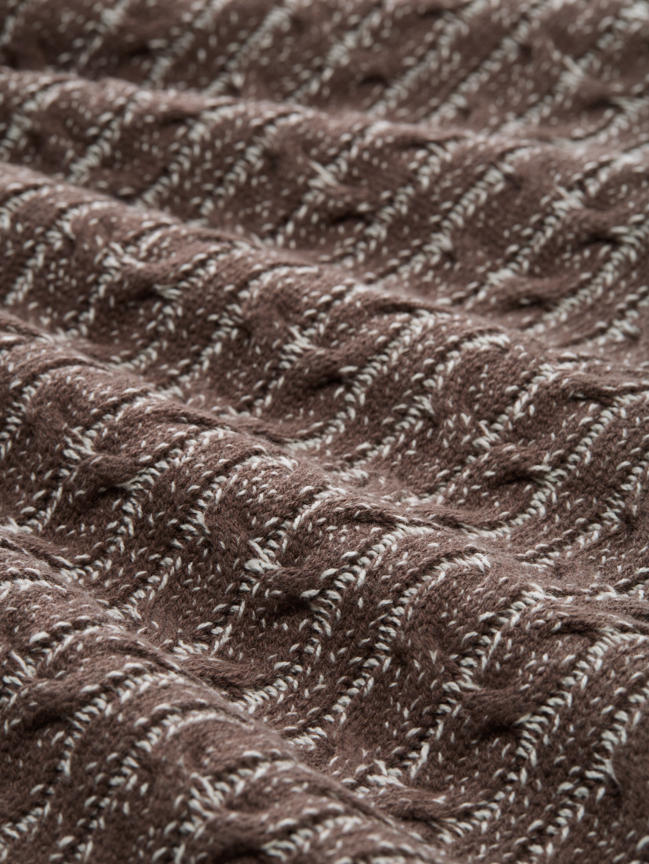 Strickpullover mit Zopfmuster