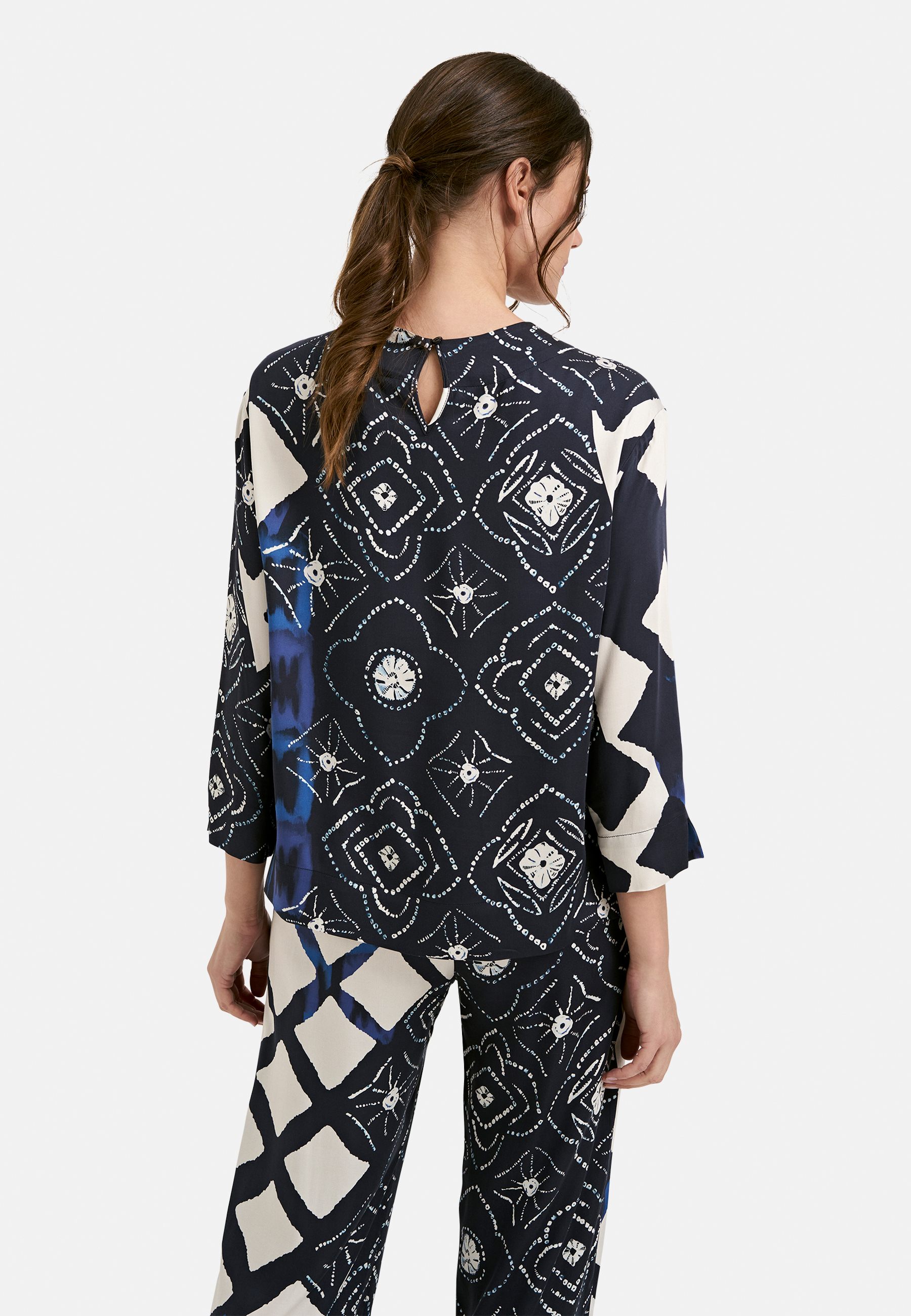 Blouse w roundneck and 1/1 sleeves