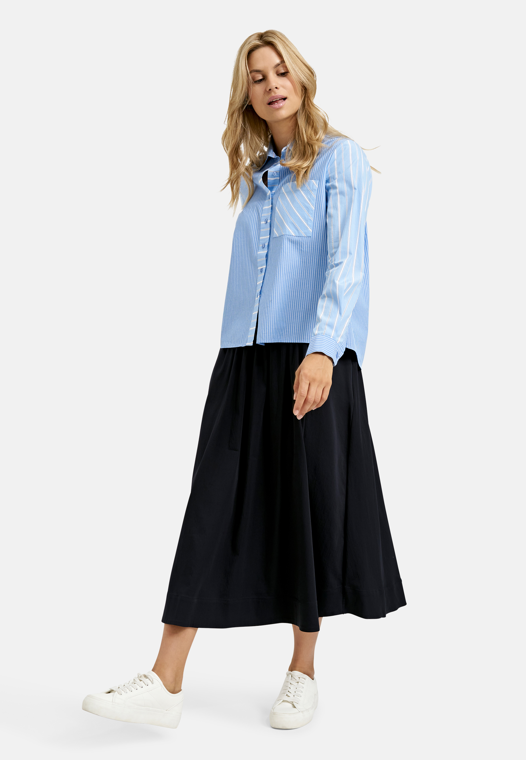 Blouse w collar + placket, chest pocket + 1/1 sleeves
